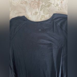 Lululemon loose fitting black long sleeve size 6